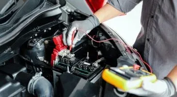 Professionnel pour effectuer la vidange sur une voiture près du Neubourg 27